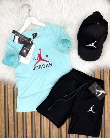 Ensemble Garçon Air Jordan – T-shirt Bleu + Short Noir + Casquette