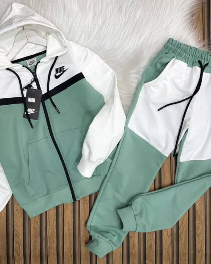 Survêtement Unisexe Nike – Veste à Capuche Vert Sauge & Blanc + Jogging Zippé