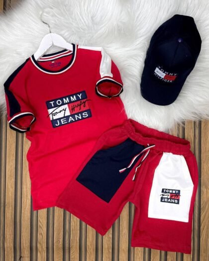 Ensemble Garçon Tommy Jeans – T-shirt Rouge + Short Bicolore + Casquette