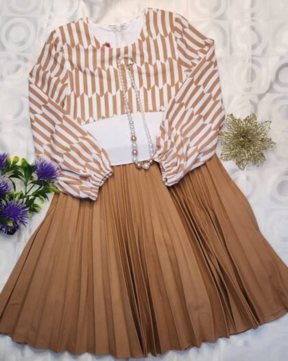 Ensemble Fille Élégant – Haut Graphique Manches Longues + Jupe Plissée Camel