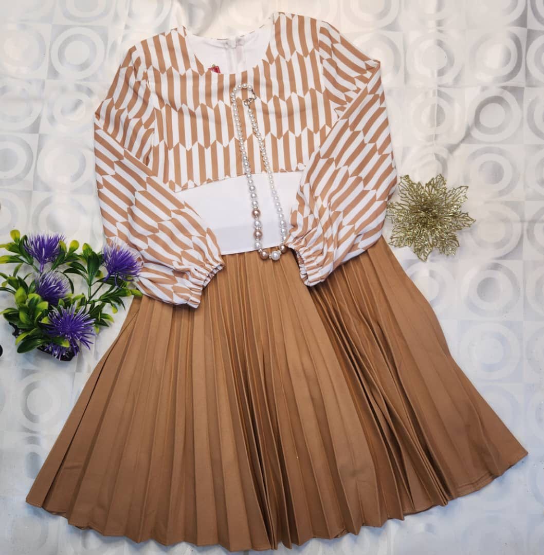 Ensemble Fille Élégant – Haut Graphique Manches Longues + Jupe Plissée Camel