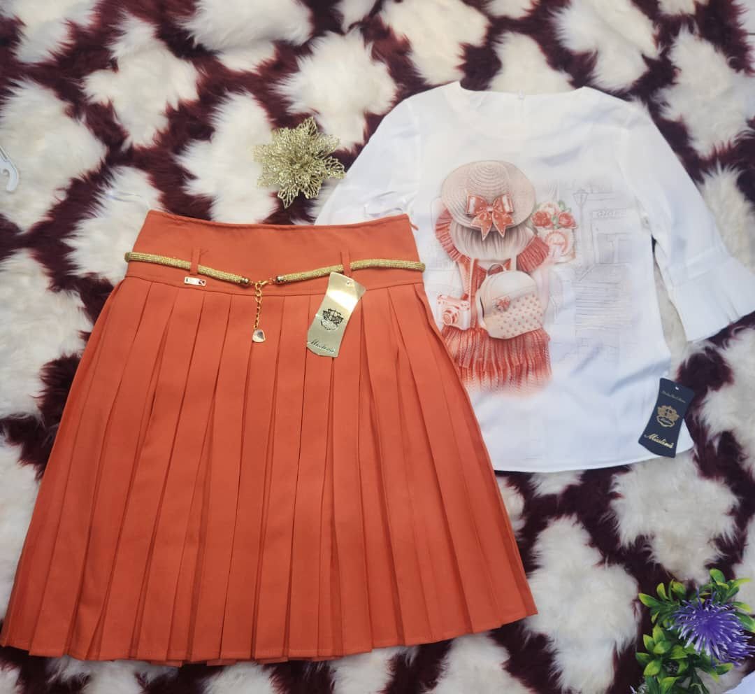 Ensemble Fille Élégant – Blouse Blanche Imprimée & Jupe Plissée Orange avec Ceinture