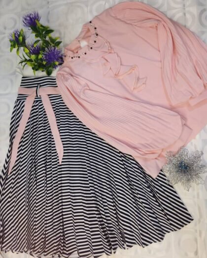 Ensemble Fille Élégant – Blouse Rose Poudré à Volants + Jupe Longue Rayée