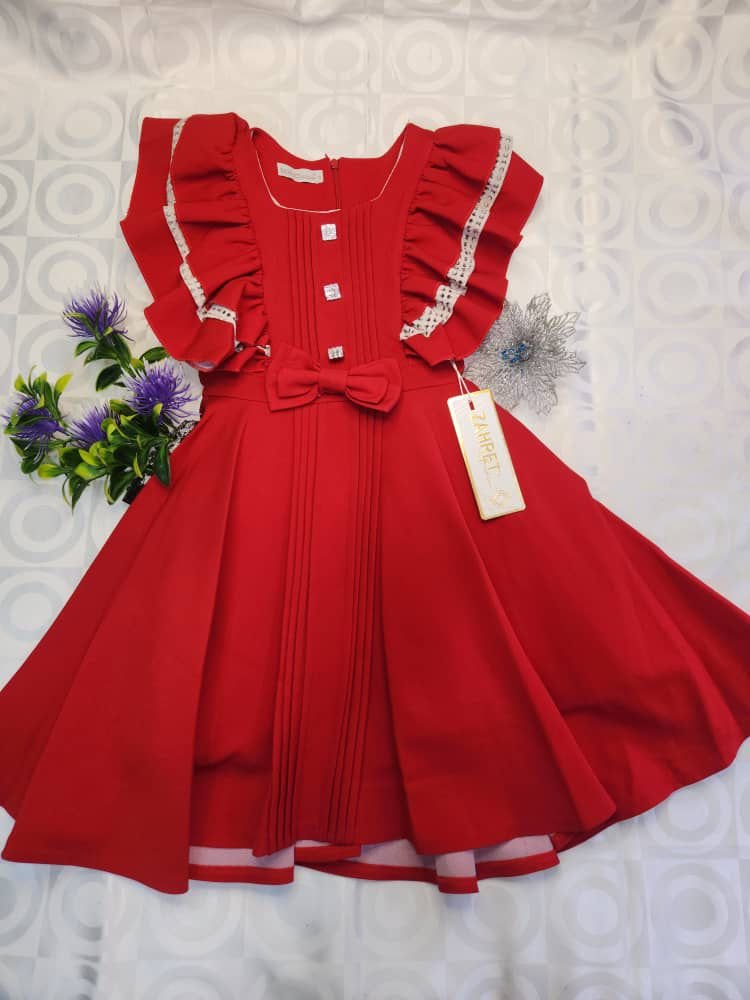 Robe Fille Rouge Élégante – Volants, Boutons et Nœud Décoratif