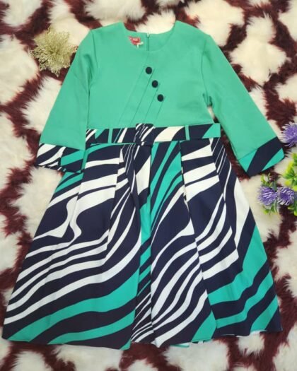Robe Fille Élégante – Haut Vert Menthe & Jupe Plissée à Motifs Graphiques