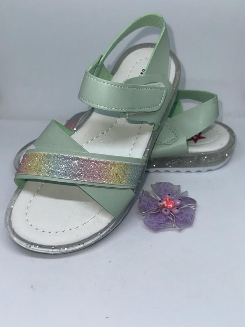 Sandales Fille Pastel – Vert Menthe avec Lanière Arc-en-ciel Pailletée