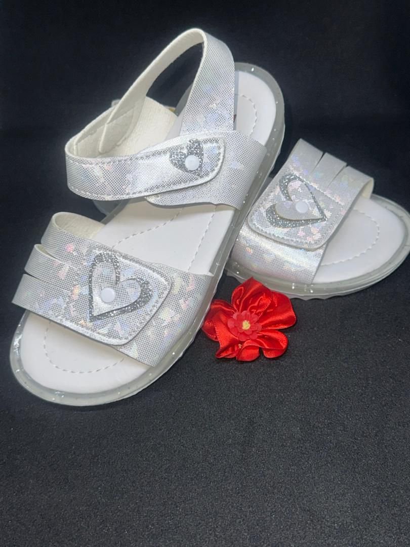 Sandales Fille Argentées – Motif Cœur Pailleté & Brides Scratch