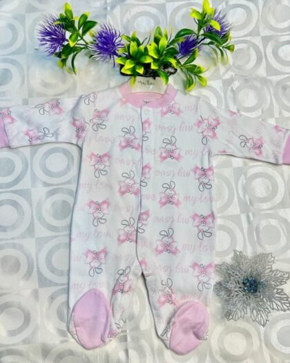 Grenouillère Bébé Fille – Motif Lapin Rose & Pieds Intégrés