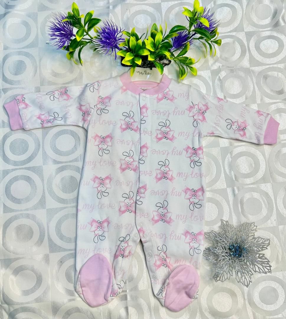 Grenouillère Bébé Fille – Motif Lapin Rose & Pieds Intégrés