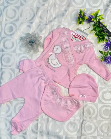 Trousseau Naissance Fille – 3 Pièces Rose avec Motif Cygne & Dentelle