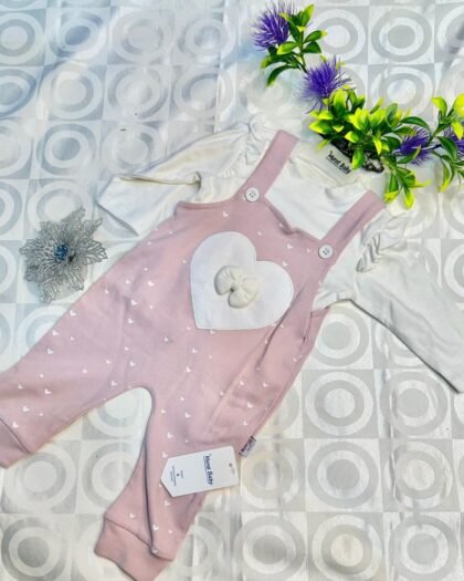 Ensemble Bébé Fille – Salopette Rose à Cœur & Haut Manches Longues