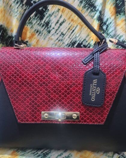 Sac à Main Femme Valentino – Effet Python Rouge et Noir, Détails Dorés