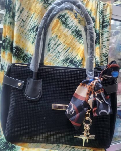 Sac à Main Noir Élégant – Motif Texturé, Bijou Doré et Foulard Imprimé