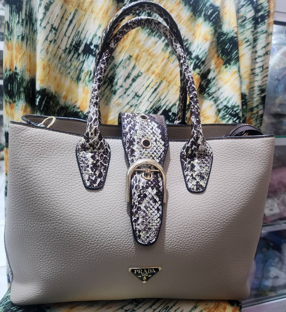 Sac à Main Beige Texturé – Détails Python et Boucle Ceinture Dorée