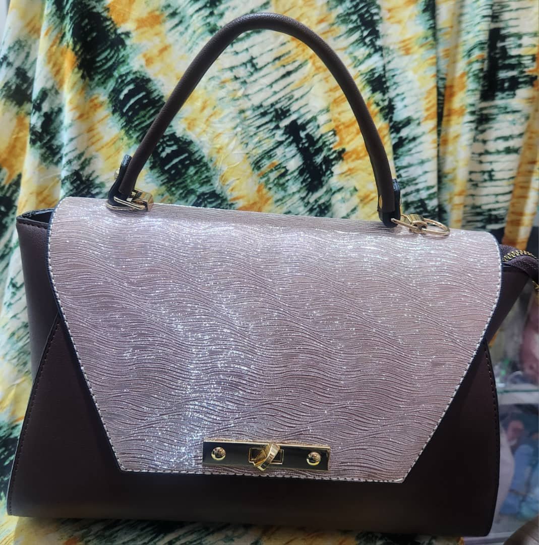 Sac à Main Femme Bicolore – Rabat Pailleté Rose Clair et Corps Noir avec Fermoir Doré