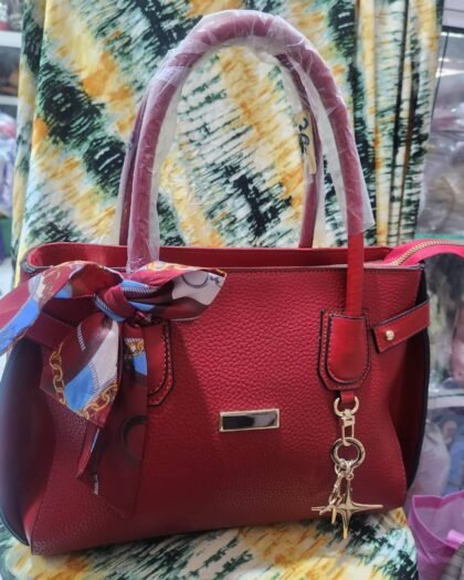 Sac à Main Rouge Élégant – Bandana Stylé et Breloque Dorée