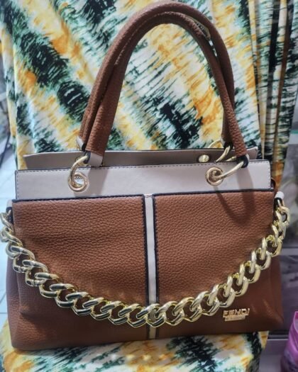 Sac à Main Fendi Camel & Beige – Chaîne Dorée et Double Anse Structurée