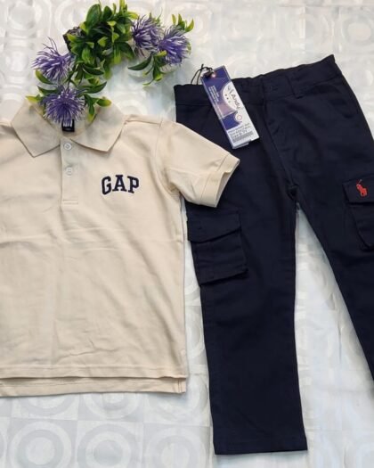 Ensemble Garçon Casual Chic – Polo Beige GAP & Pantalon Cargo Bleu Marine