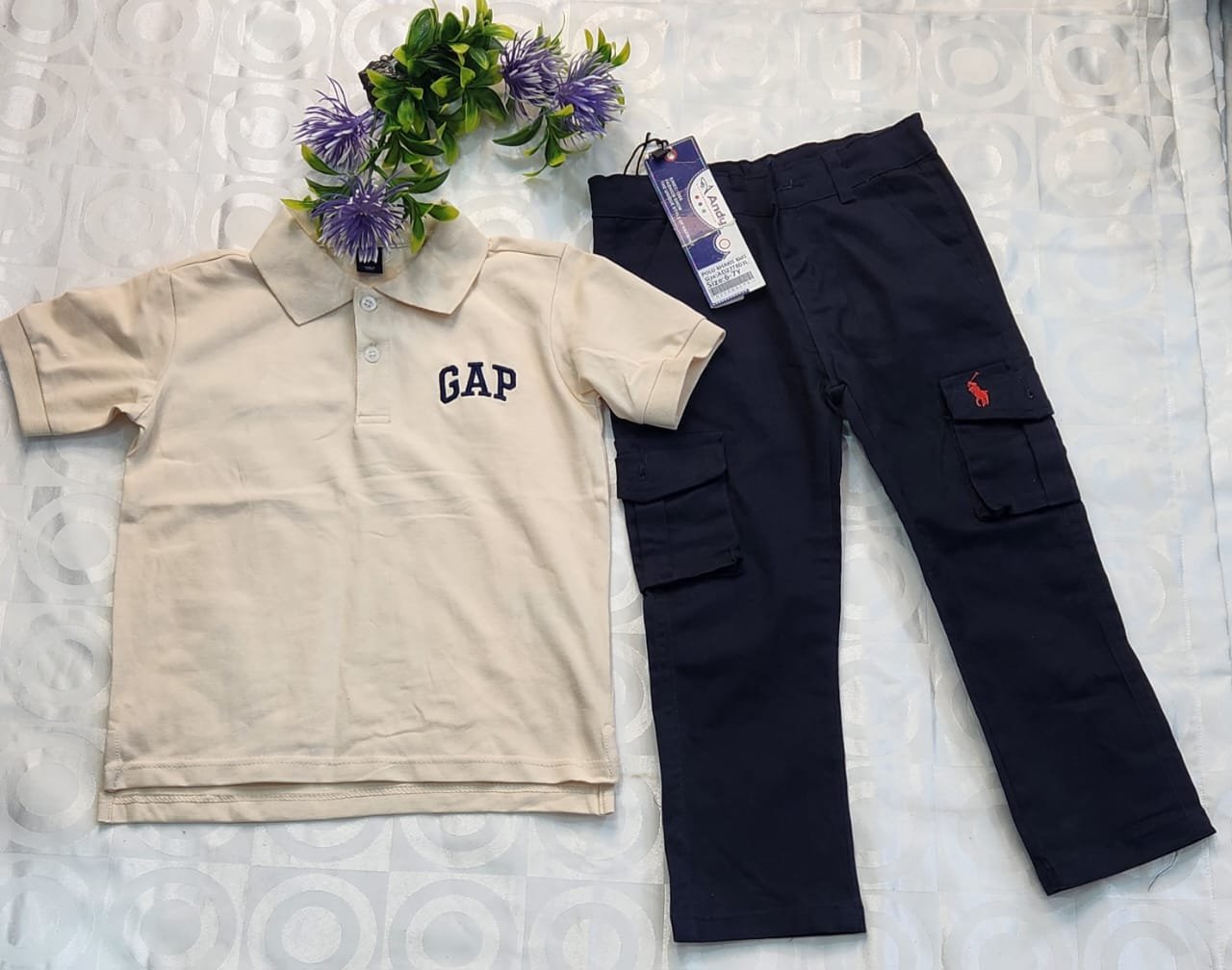 Ensemble Garçon Casual Chic – Polo Beige GAP & Pantalon Cargo Bleu Marine