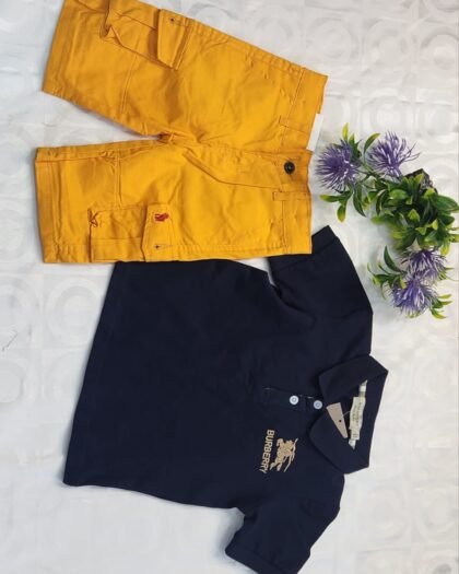 Ensemble Garçon Tendance – Polo Burberry Bleu Marine & Short Cargo Jaune
