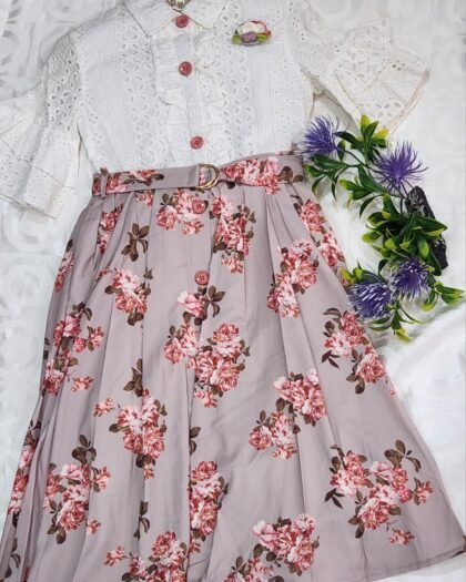 Robe Fille Élégante Deux Pièces – Haut Dentelle Blanche & Jupe Fleurie Ceinturée