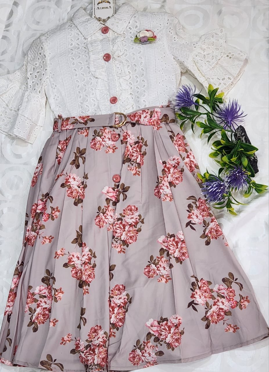 Robe Fille Élégante Deux Pièces – Haut Dentelle Blanche & Jupe Fleurie Ceinturée